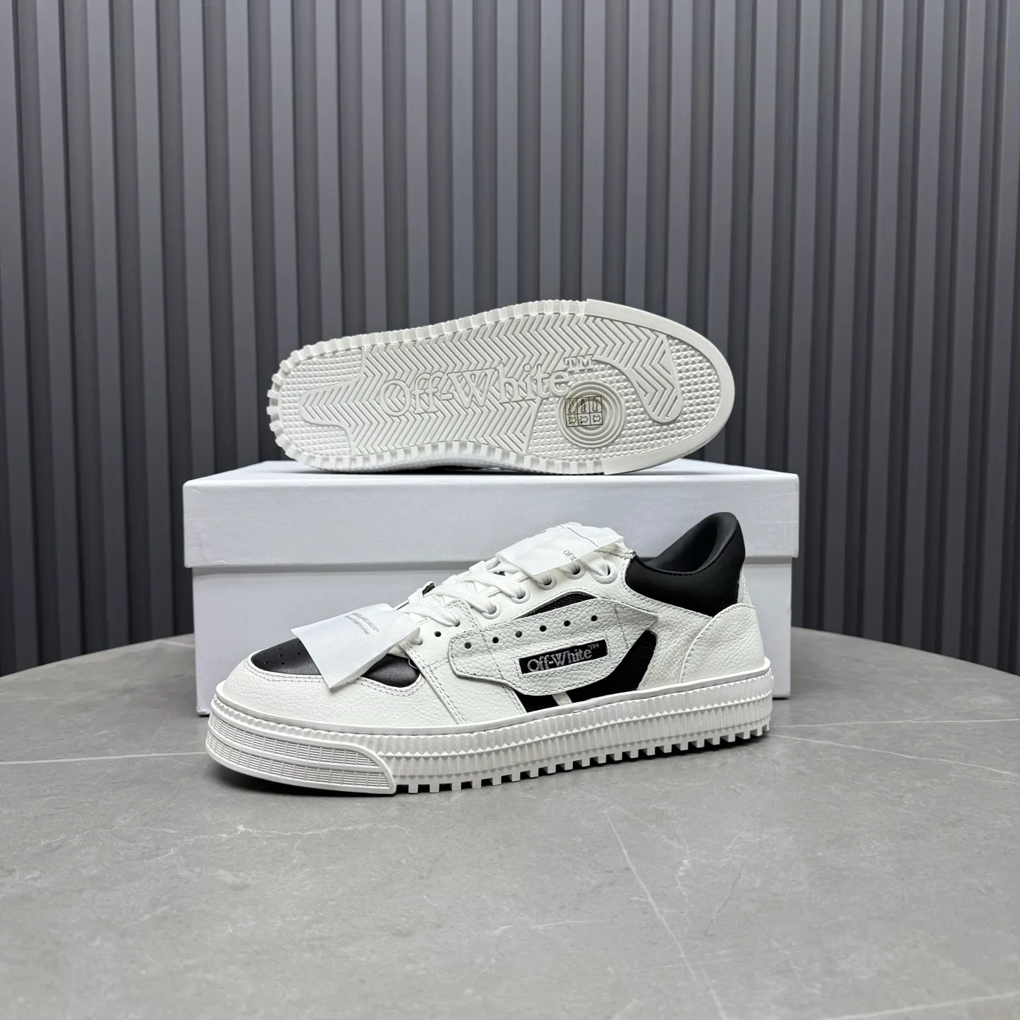 【OFF WHITE】P: 680💰Couple model👫, Size: Female 35-40. Male 39-44 (customized at 45.46) High-quality version👊 "Out of office" series original molding, original lasting, production process 1:1 original ➰OFF GRAY WHITE OW ➰ First layer of cowhide, imported skin-friendly and environmentally friendly polyester mesh, original molding, high elasticity and environmentally friendly molding pad Made with the original lasting process. The original molded rubber outsole (never yellows and deforms) has a super correct shape, bright color and strong three-dimensional effect👍. Packaging💯Full set of packaging synchronized with the official website (branded paper, certificate of quality, branded cloth bag)